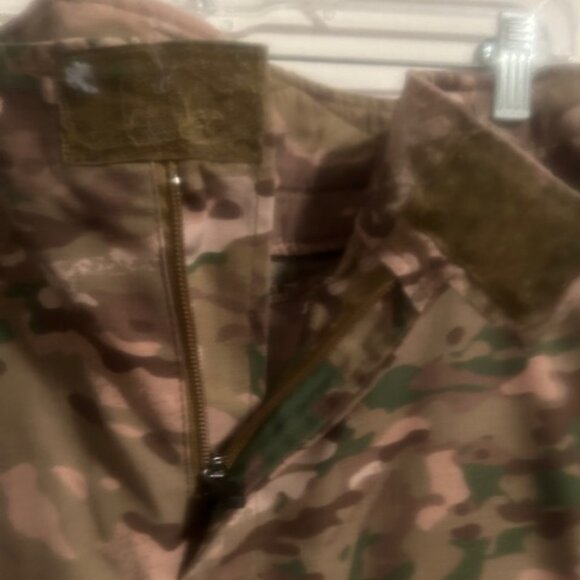 Camouflage 8 pocket Velcro waist closure and bottom leg pants, size 38 - Picture 5 of 5